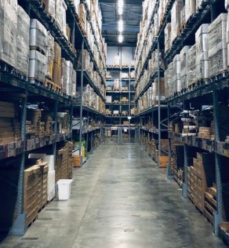 almacen lleno de estanterias con paquetes