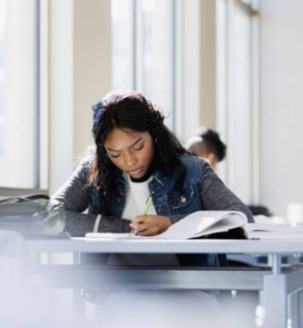 joven escribiendo clase